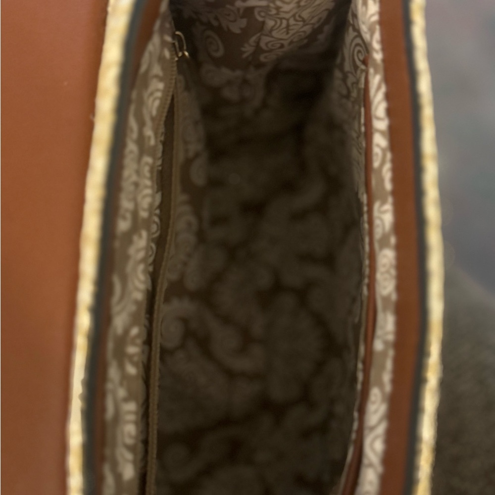 Cute little cross over or carry bag. - Picture 4 of 4